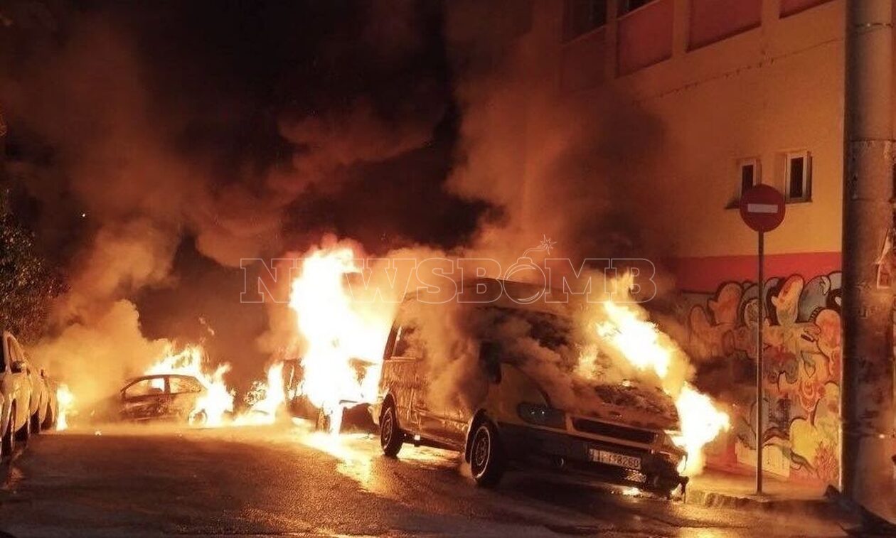 «Κρανίου τόπος περιοχή στου Ζωγράφου: «Κάηκαν γύρω στα 20 οχήματα - H φωτιά ξεκίνησε από τα σχολικά»