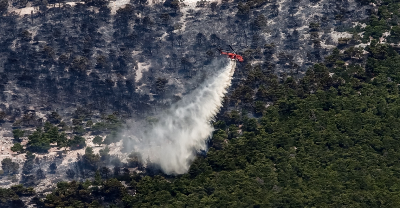 Βελτιωμένη η εικόνα από τη φωτιά στην Πάρνηθα, καίνε μικρές εστίες