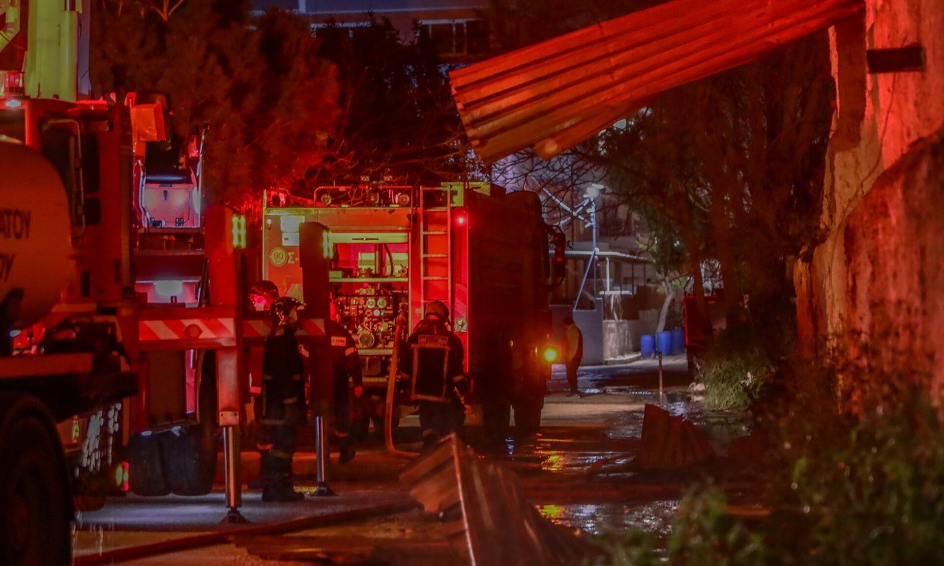Βούλα: Φωτιά σε εγκαταλελειμμένο μπαρ