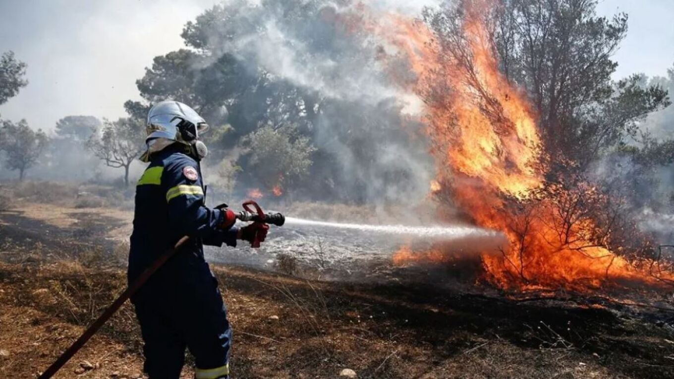 Μεγάλη φωτιά στον Ασπρόπυργο κοντά σε επιχειρήσεις