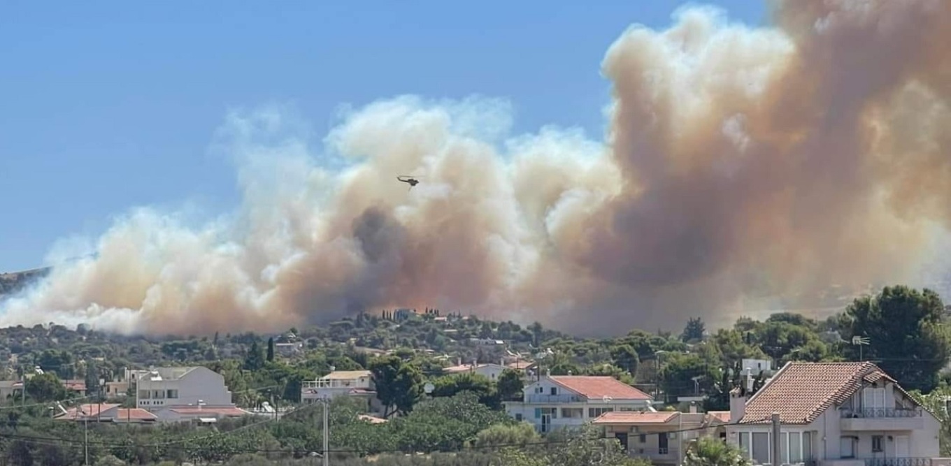 Φωτιά στην Αγία Μαρίνα Κορωπίου κοντά σε κατοικημένη περιοχή - Εστάλη 112 για εκκένωση οικισμών