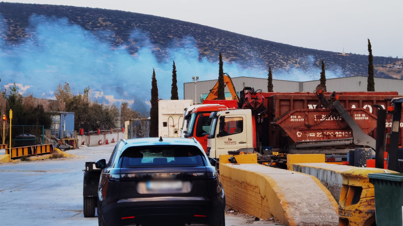 Μαρκόπουλο: Καλύτερη η εικόνα από τη φωτιά σε αποθήκη εργοστασίου ανακύκλωσης
