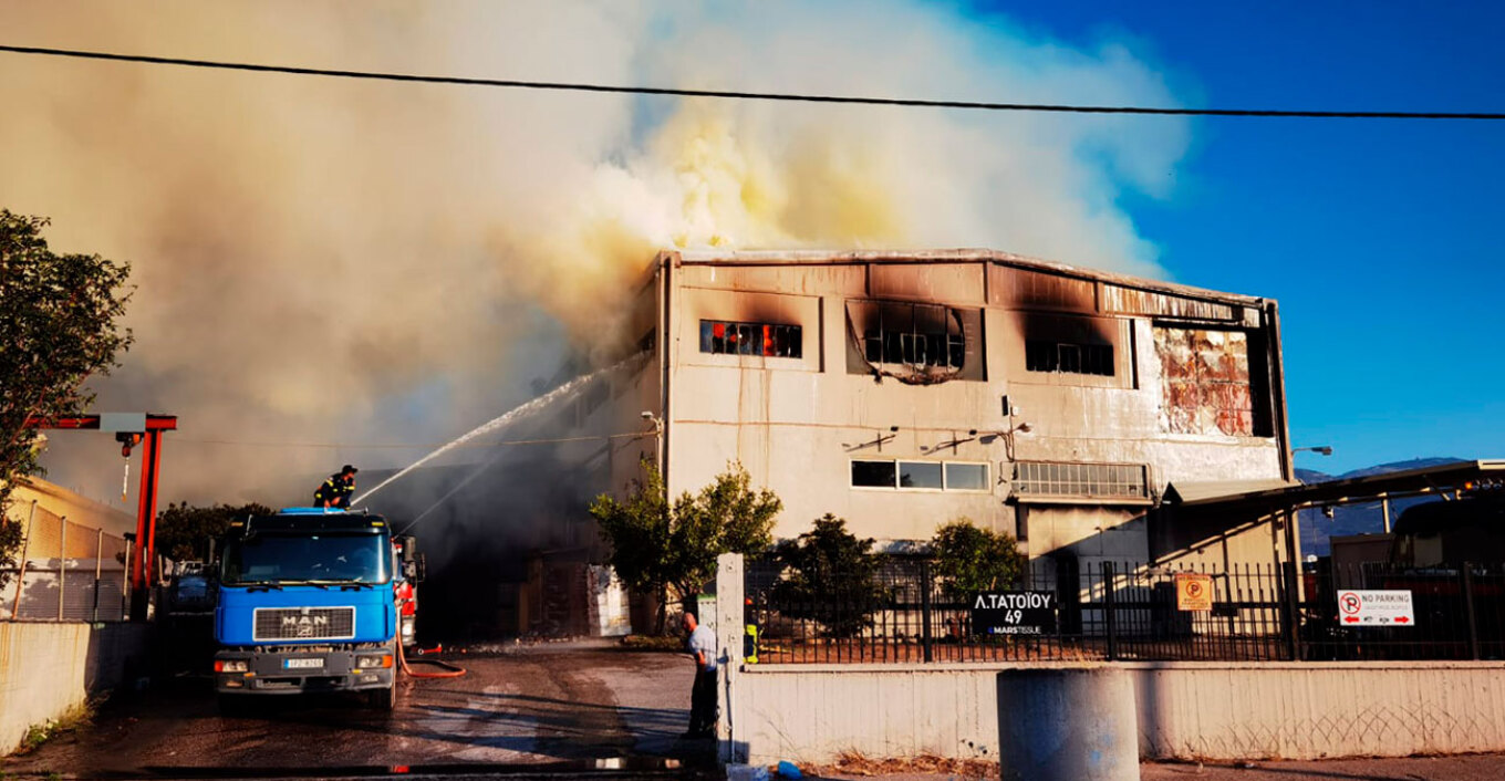 Μενίδι: Από υπαίθριο χώρο εγκαταλελειμμένου εργοστασίου ξεκίνησε η φωτιά, καταστράφηκαν δύο εργοστάσια