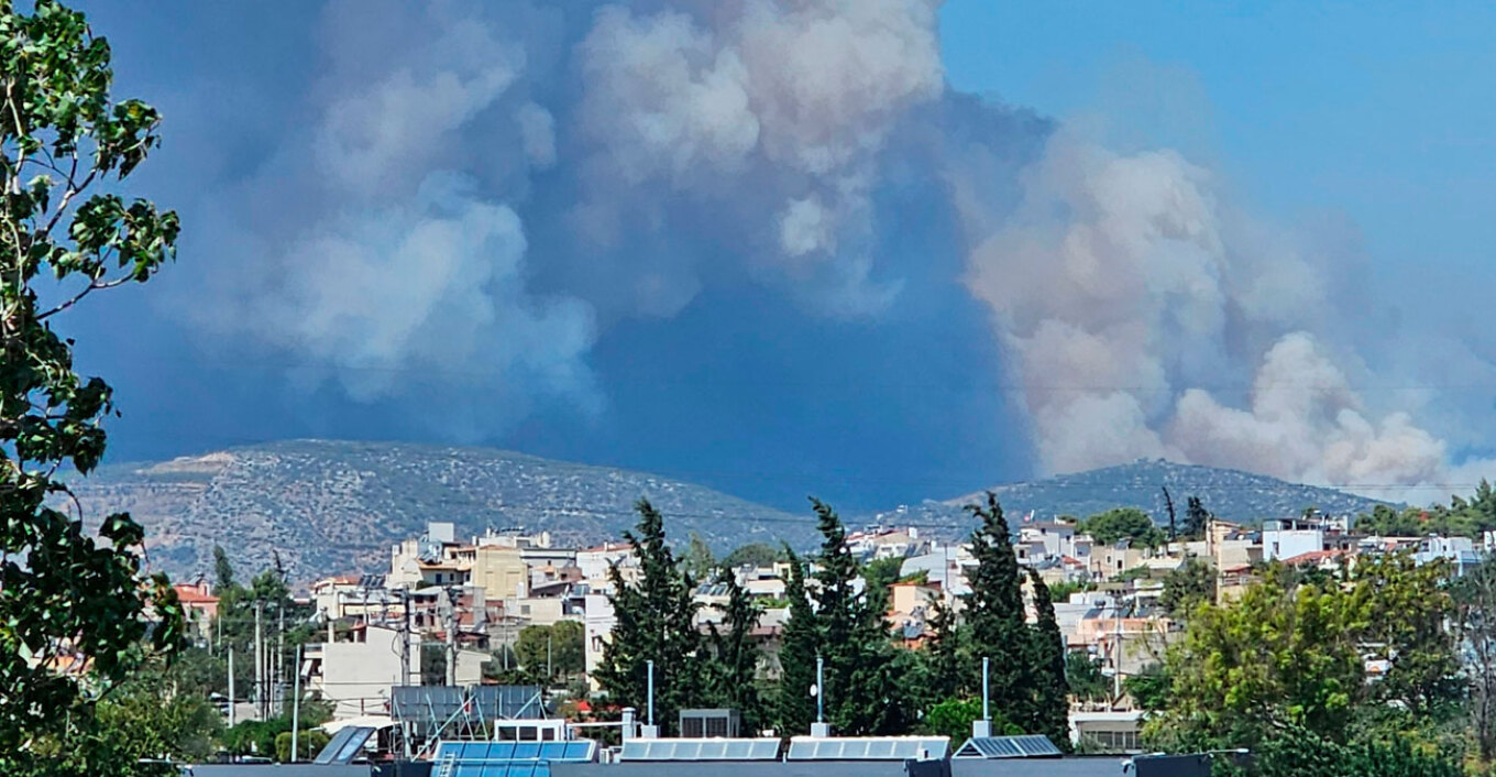 Φωτιά στα Καλύβια: Μήνυμα από το 112 για εκκένωση στη Βαλομάνδρα