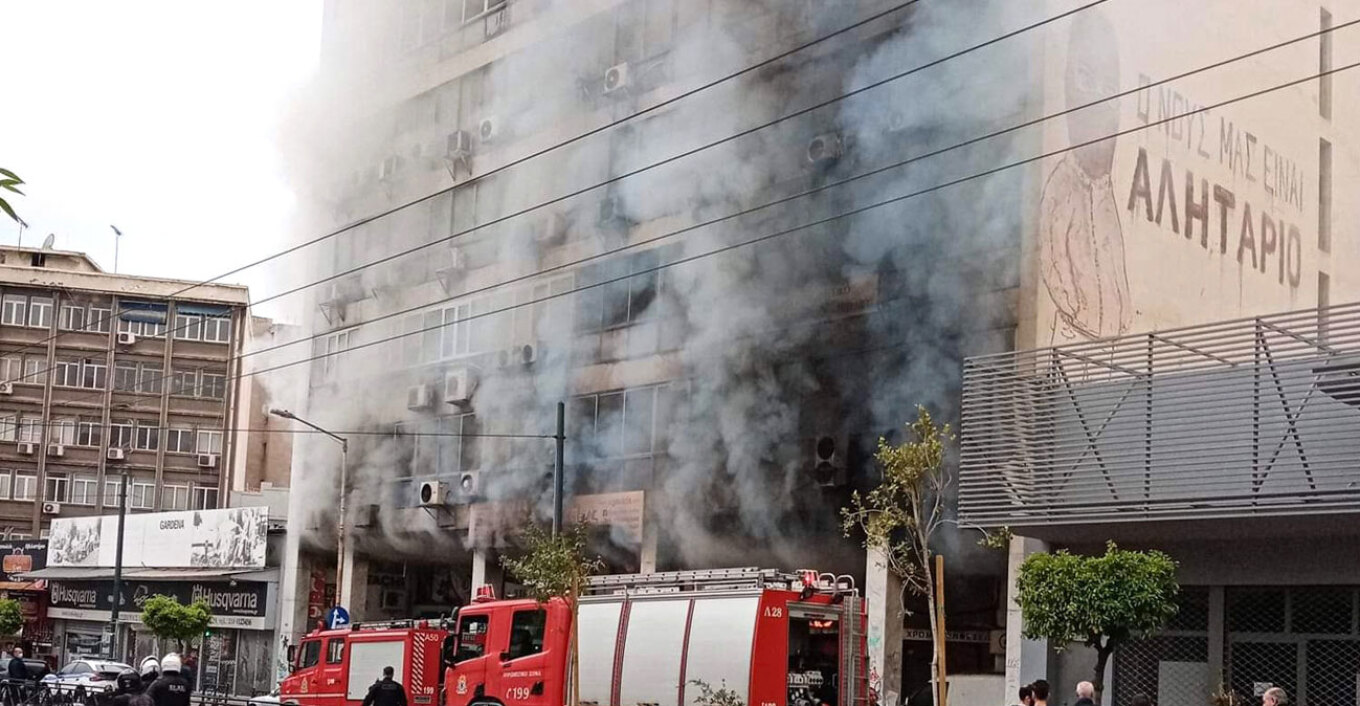 Βίντεο: Φωτιά σε κατάστημα με χρώματα στον Πειραιά - Ισχυρές δυνάμεις της Πυροσβεστικής
