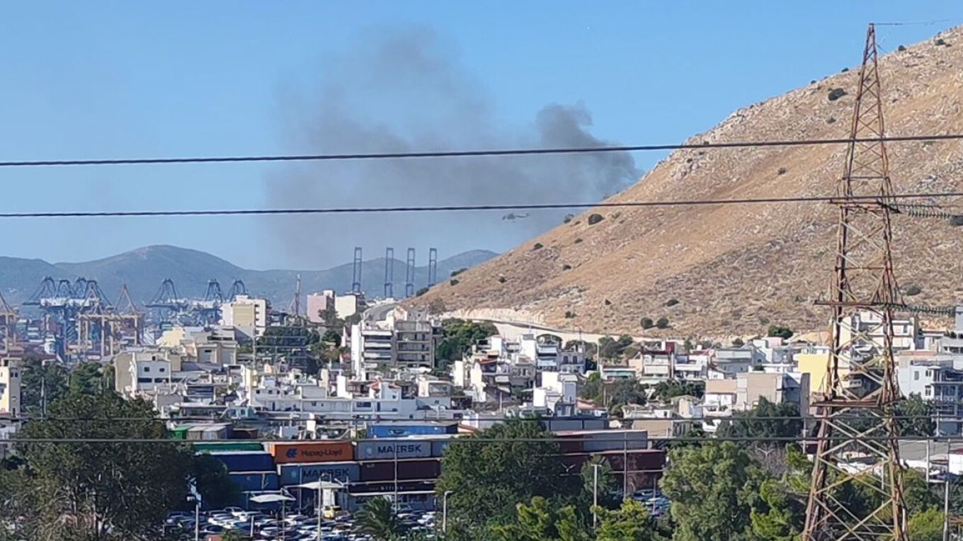 Φωτιά σε εγκαταλελειμμένο κτήριο στο Πέραμα - Ακούγονται εκρήξεις