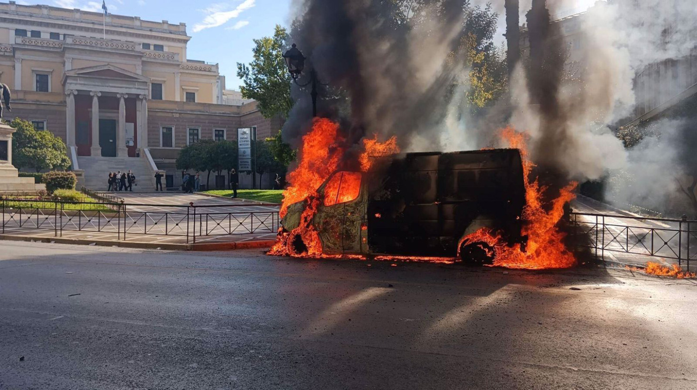 Έκαψαν όχημα μπροστά από την παλιά Βουλή - Δείτε βίντεο και φωτογραφίες