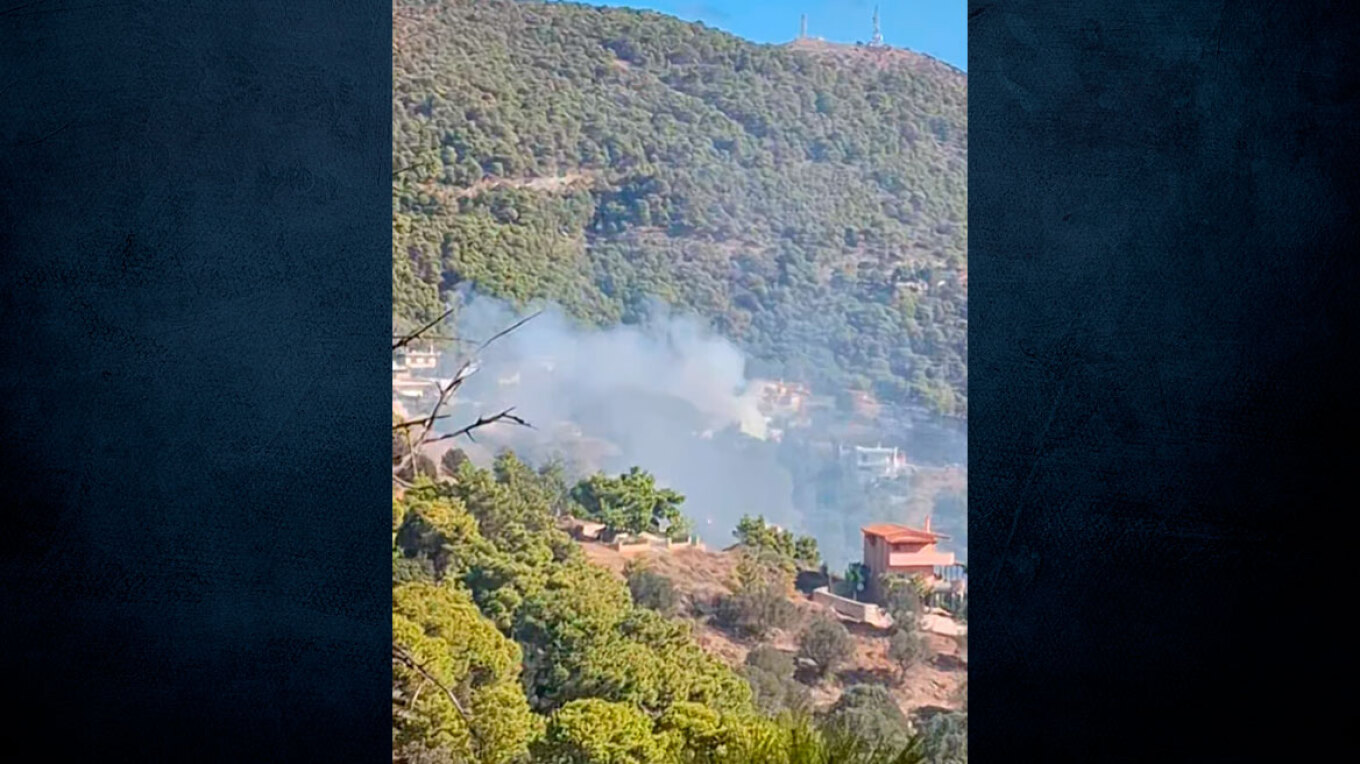 Σε εξέλιξη η φωτιά στην Κερατέα, διάσπαρτες εστίες μέσα σε οικόπεδα - Σηκώθηκαν δύο ελικόπτερα (video)