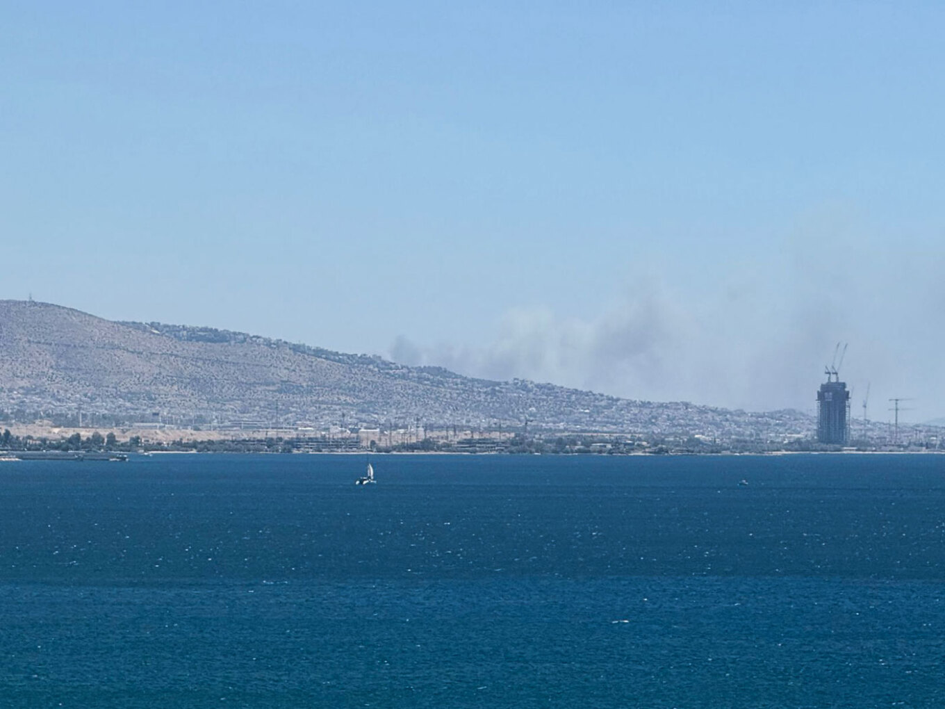Φωτιά τώρα στο Κορωπί ανάμεσα σε σπίτια - Μήνυμα από το 112 για ετοιμότητα