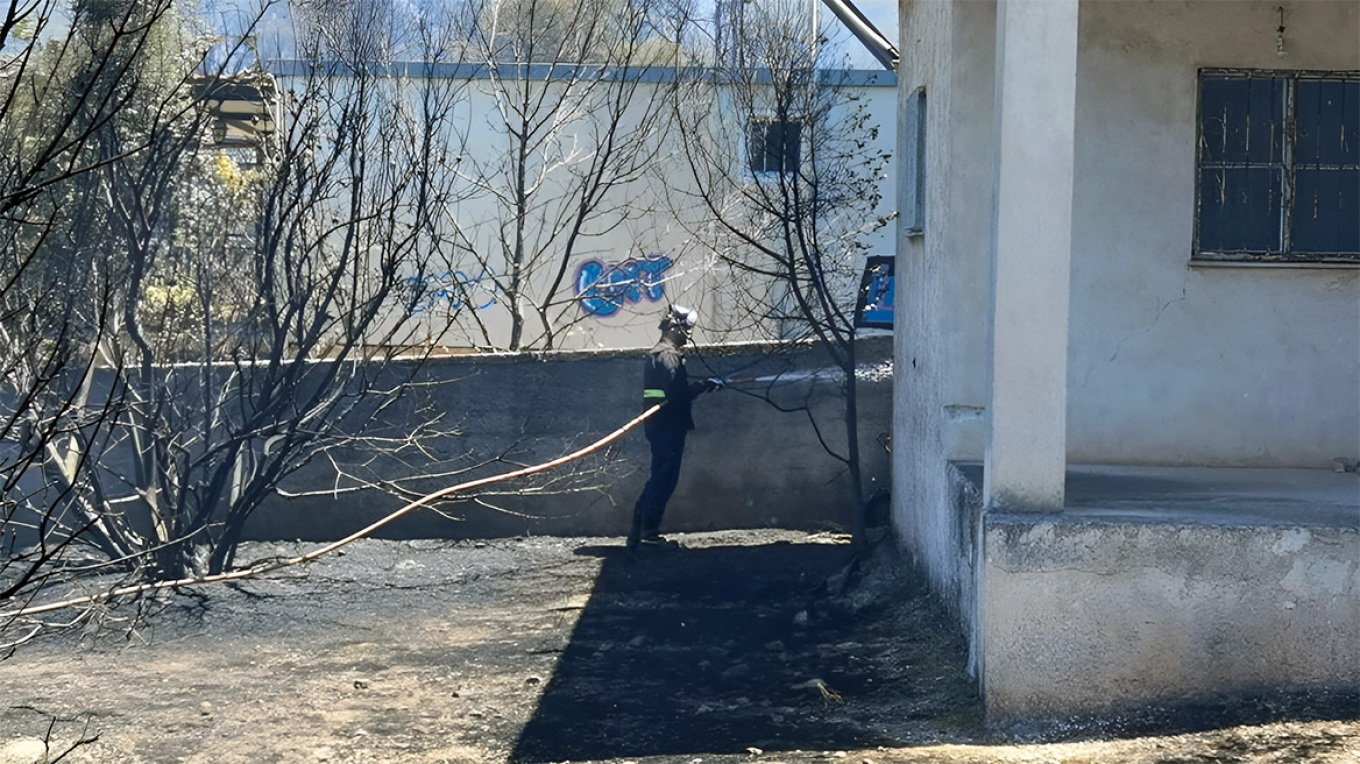 Σε ύφεση η φωτιά στην Αγία Μαρίνα Κορωπίου - Έφτασαν κοντά σε σπίτια οι φλόγες