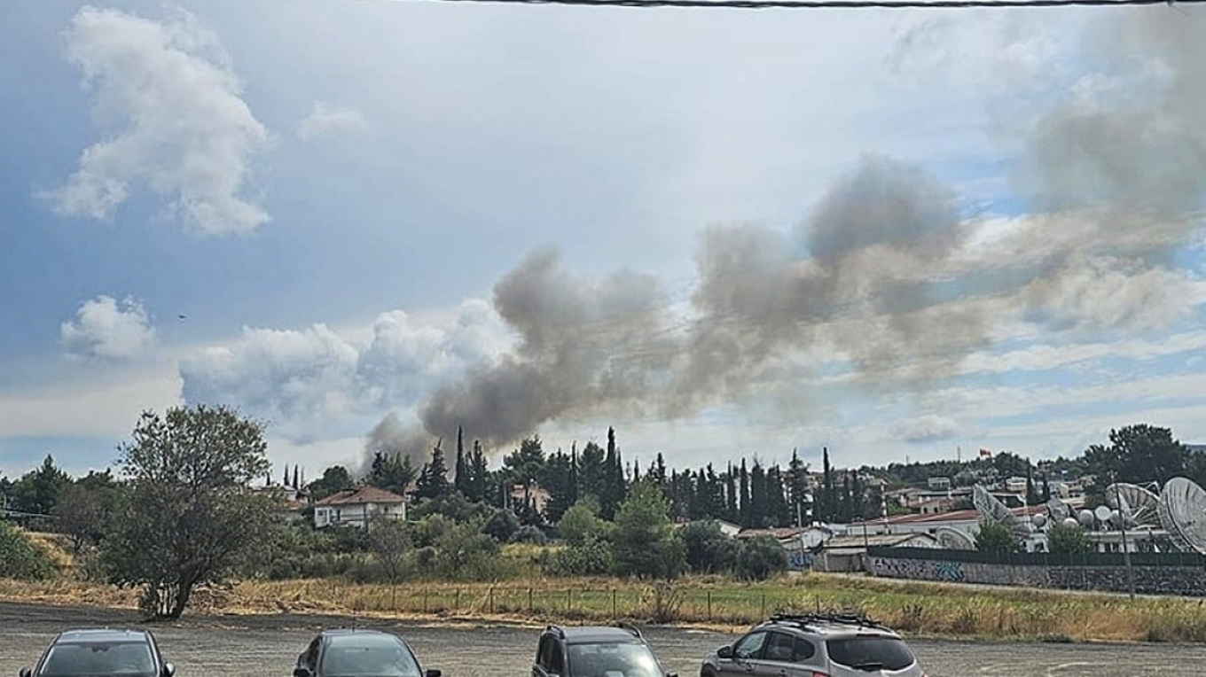 Φωτιά στην Σταμάτα: Καίει δασική έκταση - Μήνυμα από το 112 στους κατοίκους