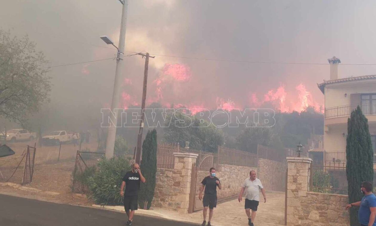 Θρίλερ με τη φωτιά στη Φυλή: 50 άτομα εγκλωβισμένα μέσα στη Μονή Κλειστών - Καταφθάνει η ΕΜΑΚ