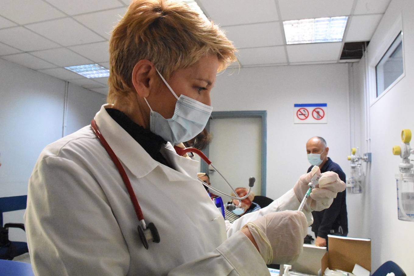 Σε αυξημένη ετοιμότητα το ΕΣΥ για κρούσματα covid και γρίπης - Τι εκτιμούν οι ειδικοί για τις ιώσεις του χειμώνα