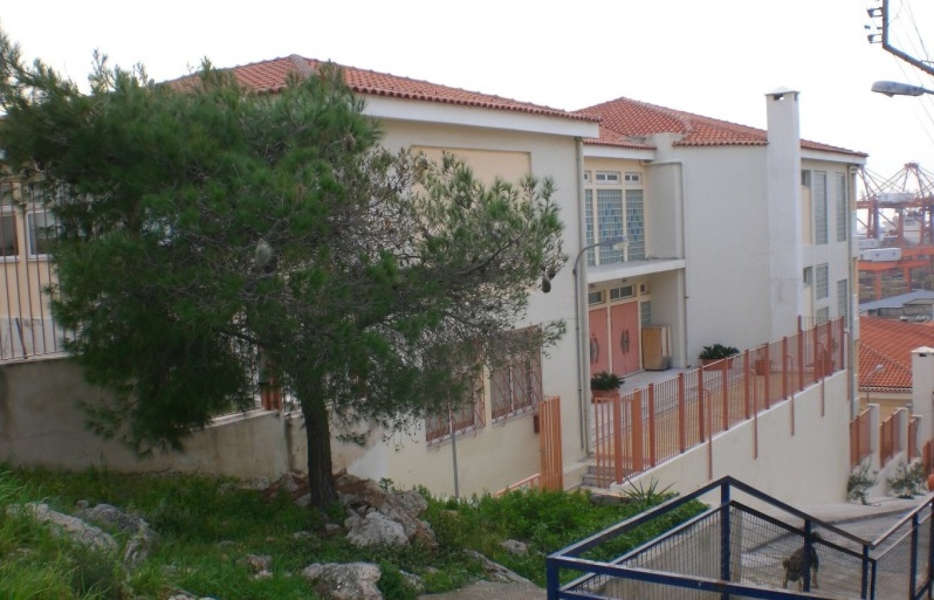Πέραμα: 15χρονη έπεσε από μπαλκόνι τρίτου ορόφου σε Γυμνάσιο - Μεταφέρθηκε τραυματισμένη στο νοσοκομείο