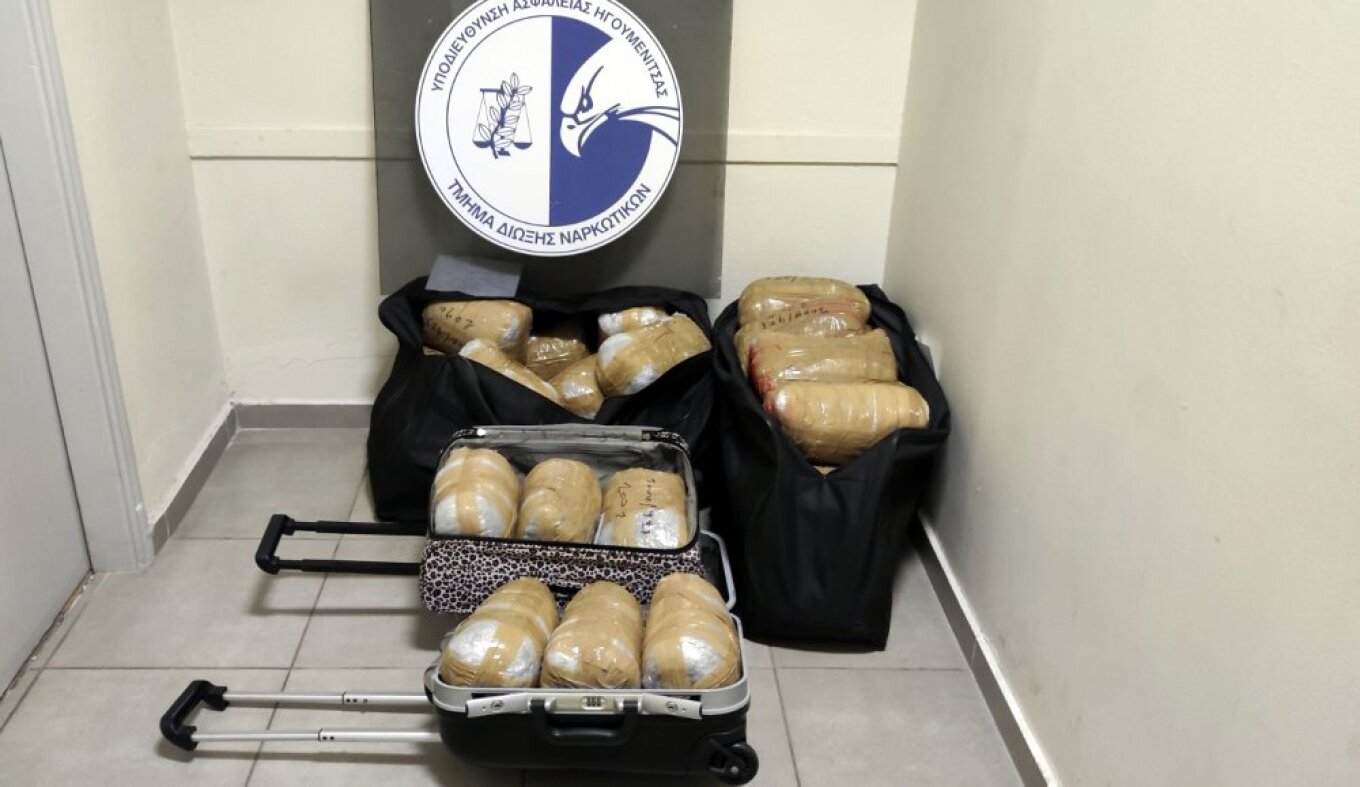 «Μπλόκο» σε 47 κιλά κάνναβης με προορισμό την Αττική - Χειροπέδες σε δύο Ελληνίδες
