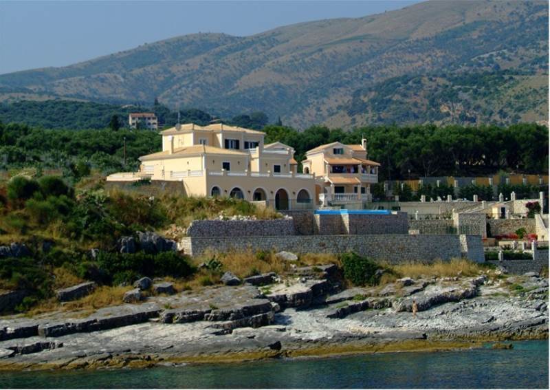 Ο δήμαρχος,  οι δύο αντιδήμαρχοι και οι τρεις μεζονέτες στην Κέρκυρα πάνω στο κύμα
