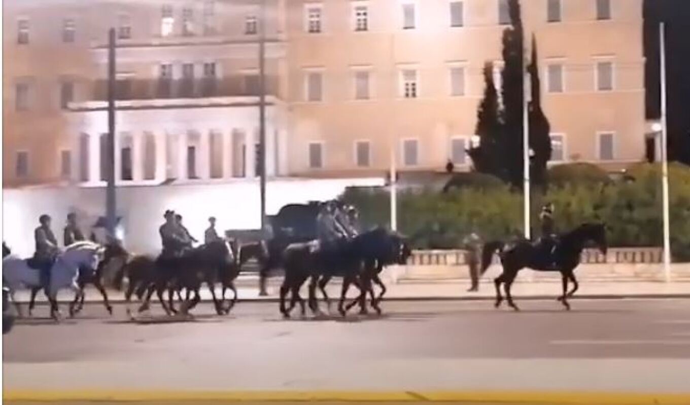 Άλογα τα ξημερώματα στο Σύνταγμα – Γιατί βγήκε το Ιππικό
