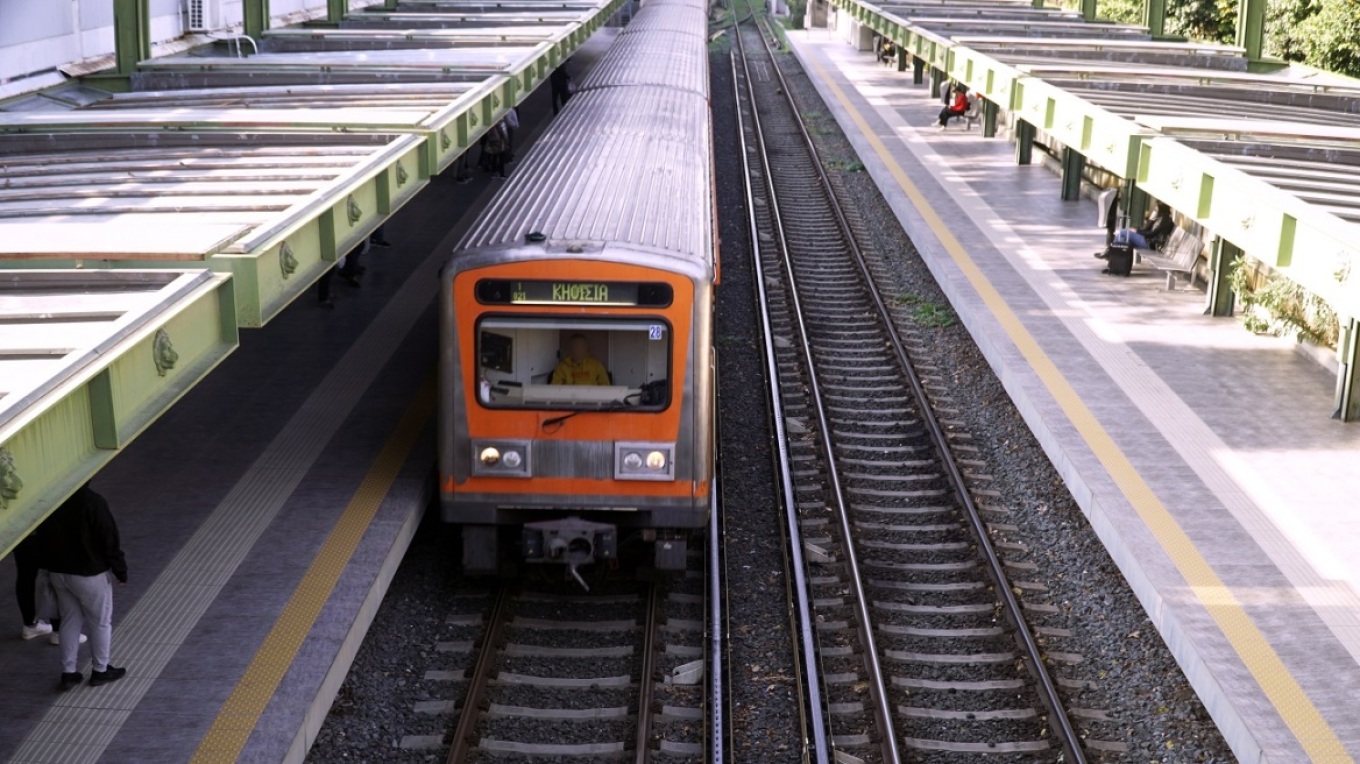 Πτώση ατόμου στον ΗΣΑΠ της Καλλιθέας, ανασύρθηκε χωρίς τις αισθήσεις του
