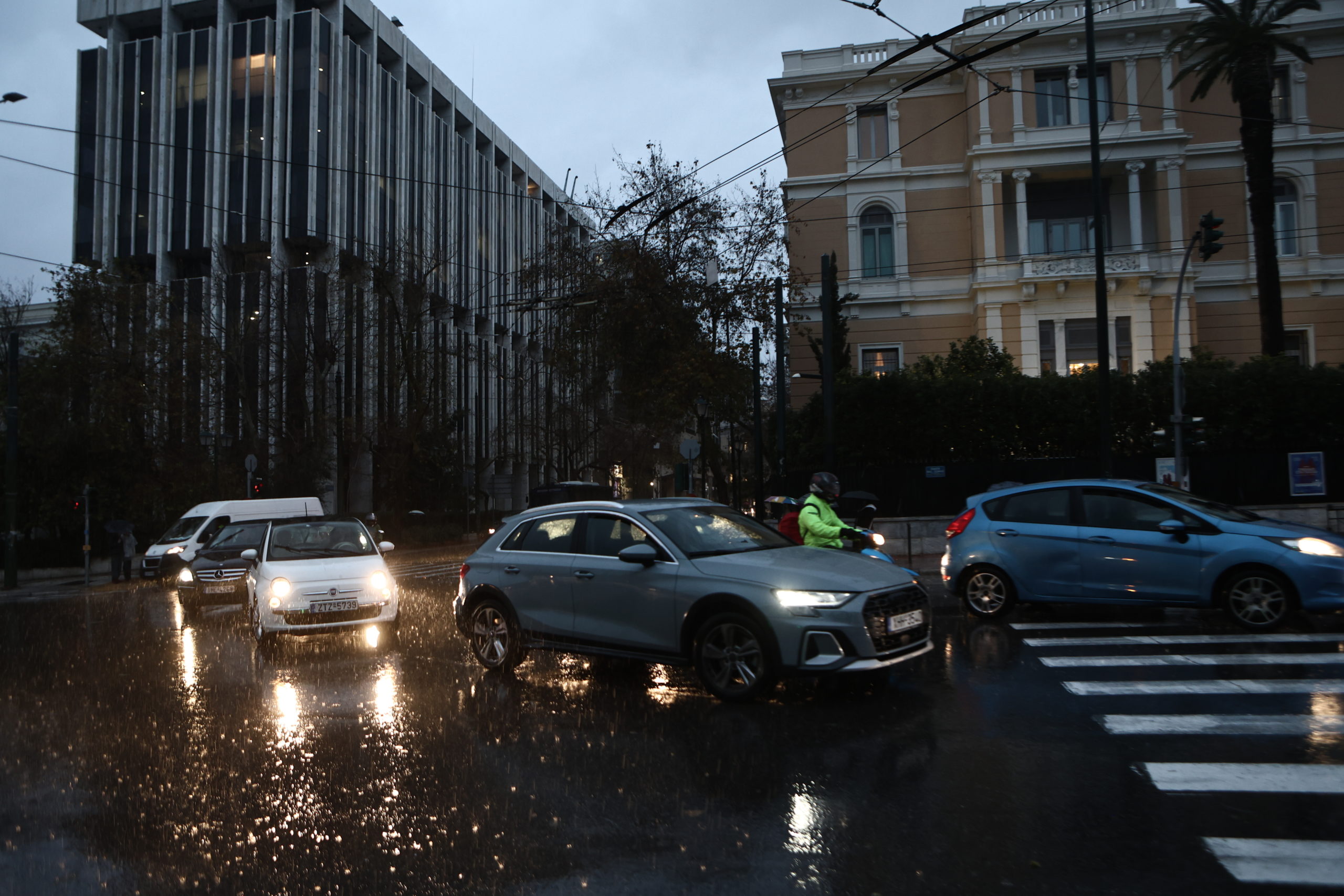 Καιρός: Σταδιακή εξασθένηση της κακοκαιρίας σήμερα – Βροχές και καταιγίδες στα ανατολικά και χιόνια στα ορεινά