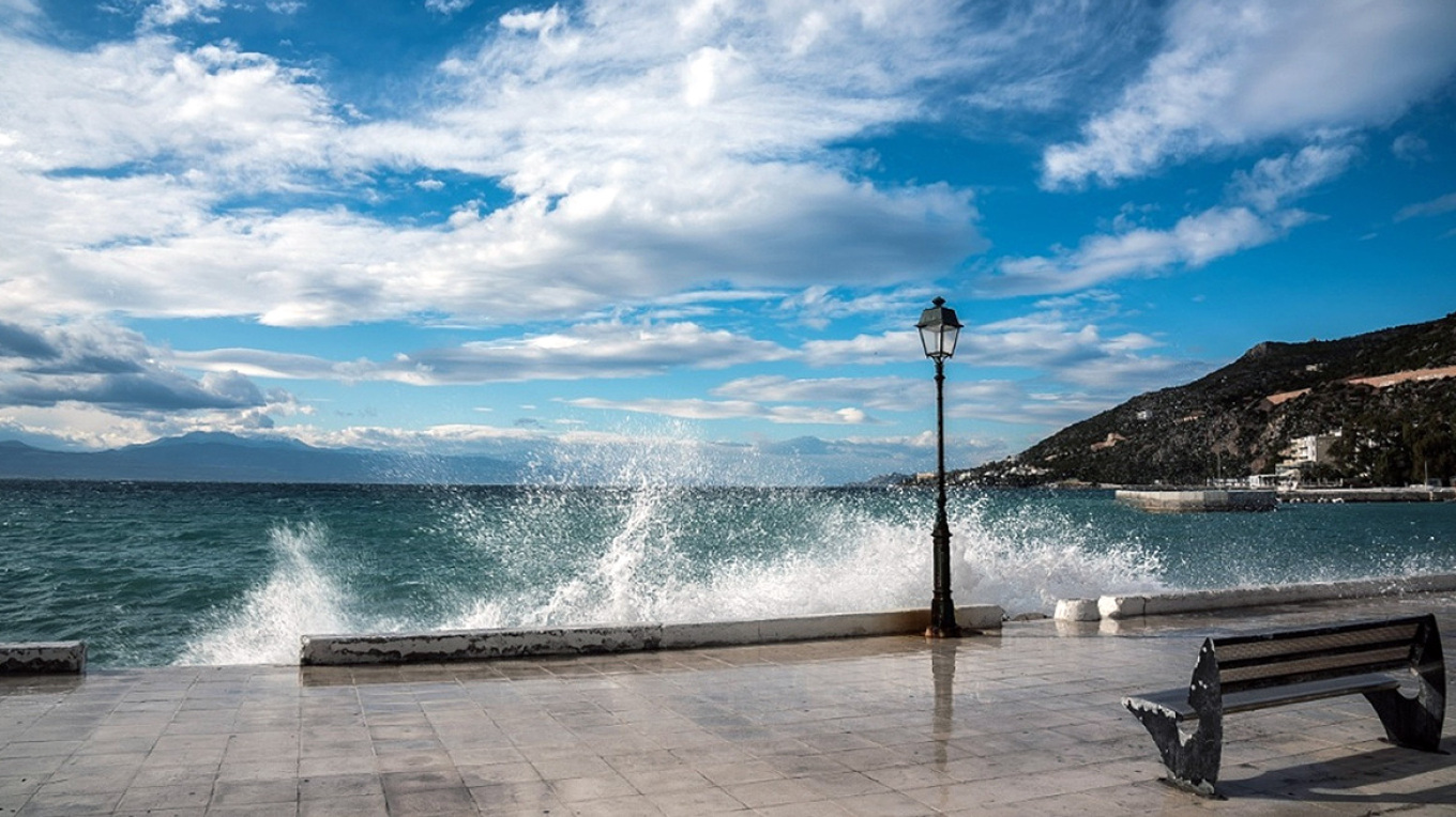 Καιρός: Ισχυρά μελτέμια, υψηλές θερμοκρασίες και πολύ υψηλός ο κίνδυνος πυρκαγιάς σε 4 περιφέρειες