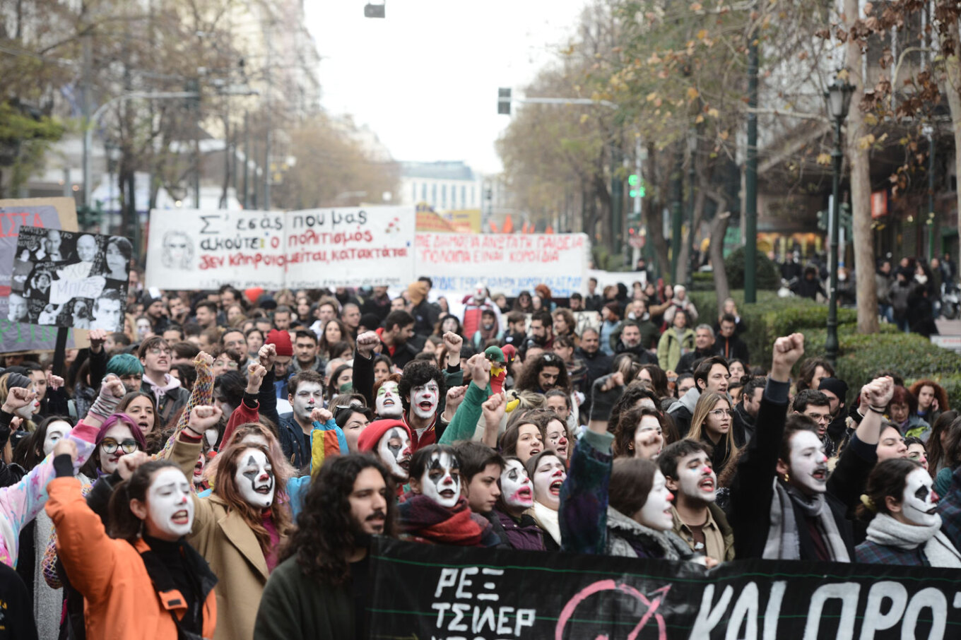 Σε νέες κινητοποιήσεις καλούν οι καλλιτέχνες – Συγκέντρωση στα Προπύλαια την Πέμπτη στις 12:00