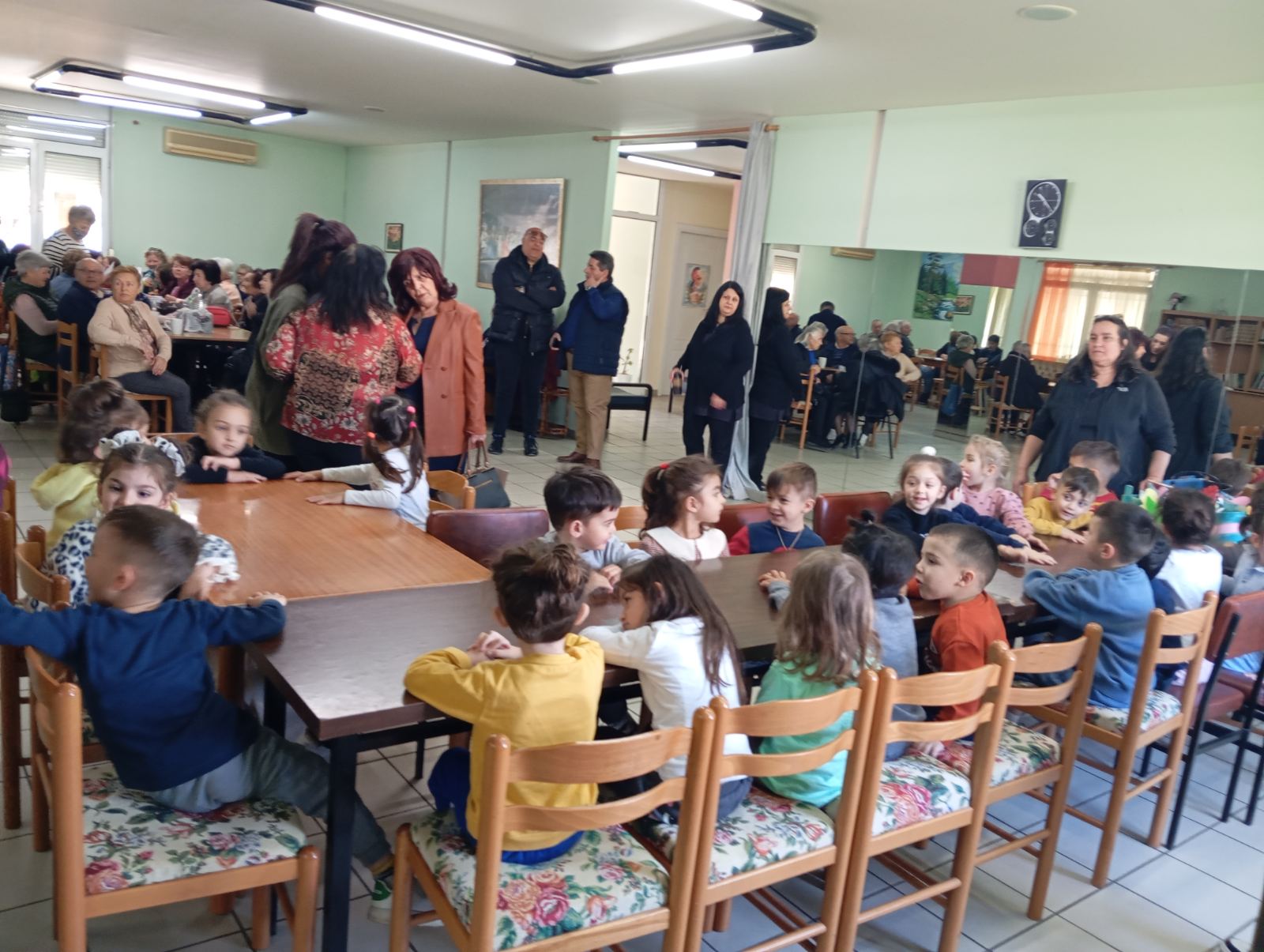 Όταν τα παιδιά συναντούν την Τρίτη Ηλικία – Μια πασχαλινή γιορτή καρδιάς στα ΚΑΠΗ του Δήμου Αχαρνών