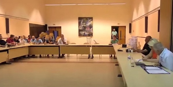 Δημοτικοί σύμβουλοι πιάστηκαν στα χέρια στα Γιαννιτσά κι ο ένας κατέληξε στο νοσοκομείο