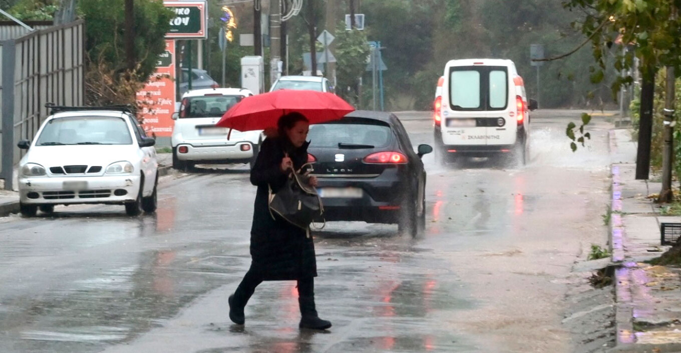 Με καταιγίδα στην Αττική ξεκίνησε η τριήμερη κακοκαιρία - Μεγάλη ταλαιπωρία στους δρόμους
