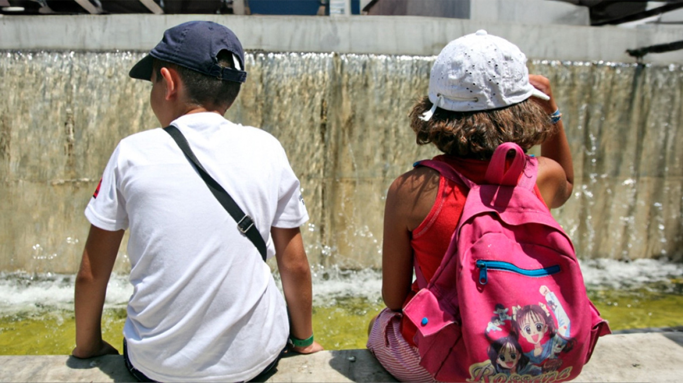 Αρχίζει ο τριήμερος καύσωνας - Με τηλεργασία και ευέλικτο ωράριο το Δημόσιο, ποια σχολεία θα παραμείνουν κλειστά