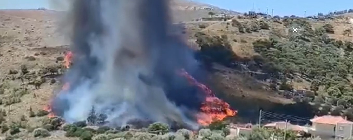 Φωτιά στο Πανόραμα Κερατέας τώρα. Απειλούνται σπίτια(Φωτο)