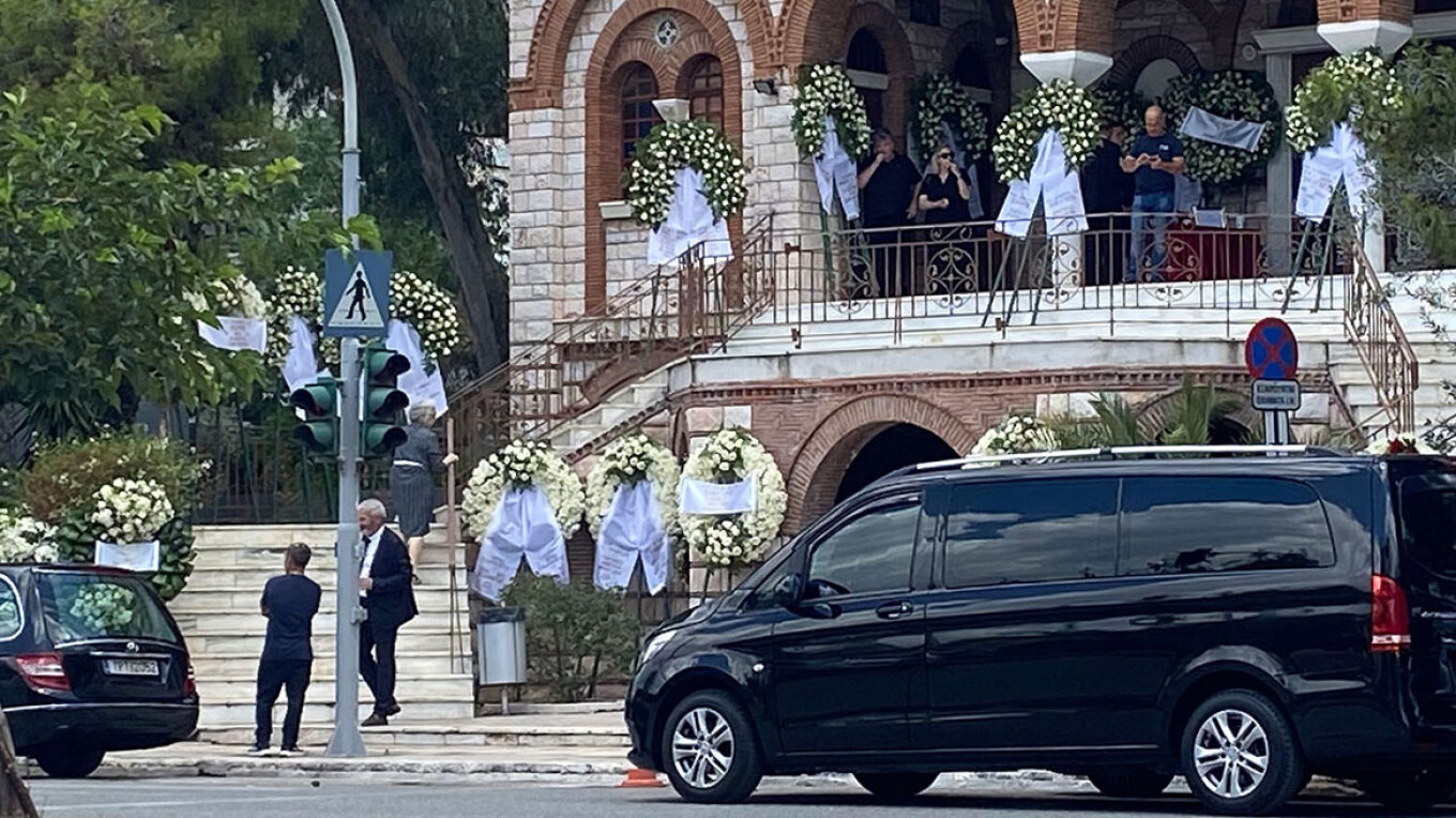 Οδύνη στην κηδεία του 54χρονου Παναγιώτη που δολοφονήθηκε στο Νέο Ψυχικό - Δείτε φωτογραφίες