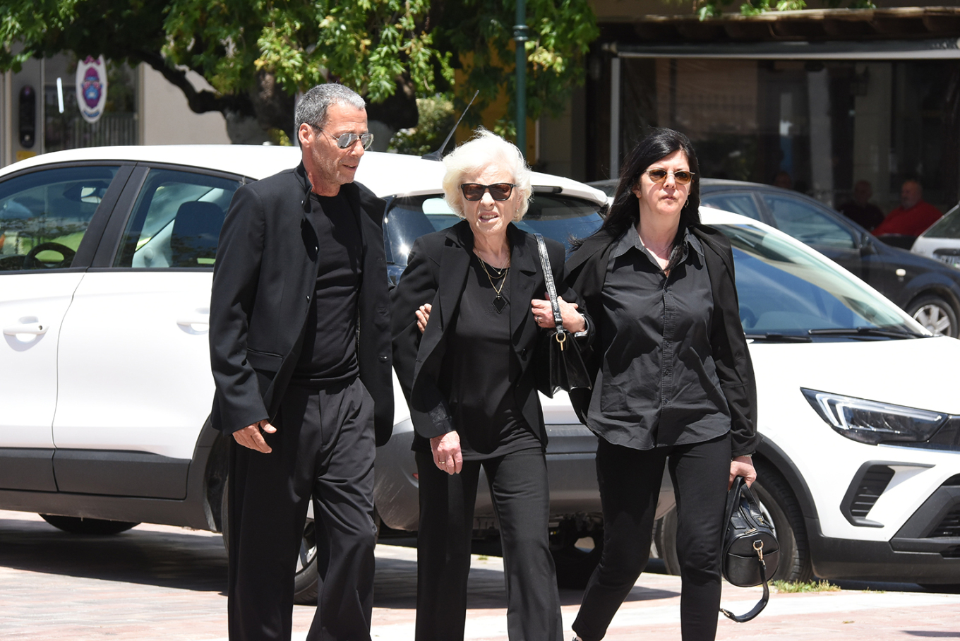 Με τραγούδια του αποχαιρέτησαν τον Γιάννη Βογιατζή - Δείτε βίντεο και φωτογραφίες