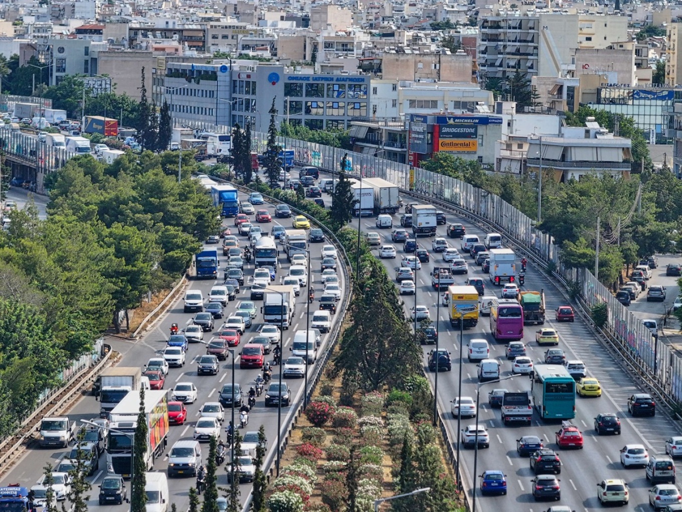 Κίνηση στους δρόμους: Δύο τροχαία ατυχήματα σε Κηφισό και Αττική Οδό - Μποτιλιάρισμα και στη Βάρης-Κορωπίου