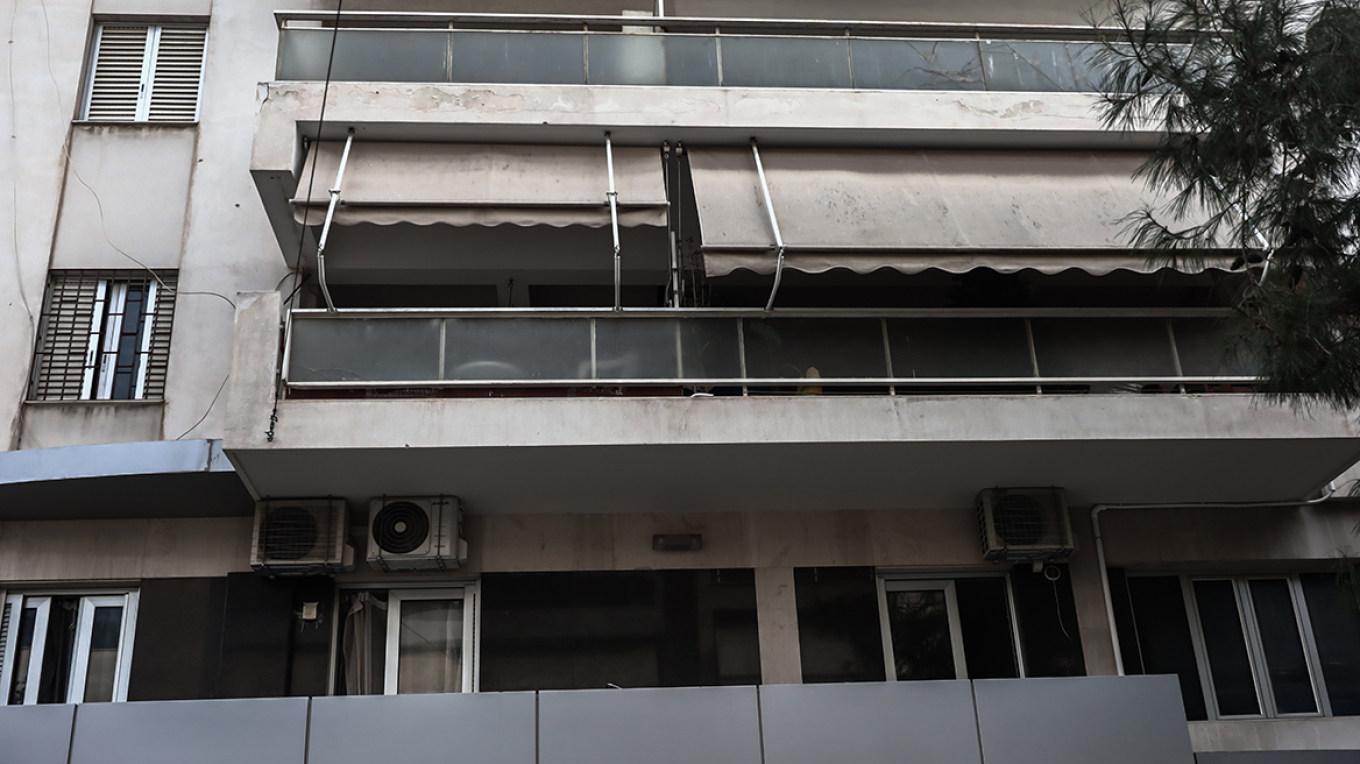 Τη χτύπησε, τη βίασε και τη λήστεψε - Τα βασανιστήρια του 40χρονου Κινέζου στην 35χρονη που πήδηξε από τον 3ο για να γλιτώσει