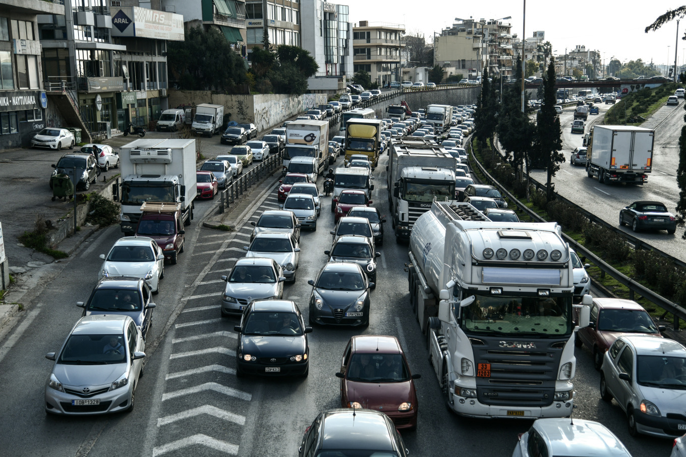 Κίνηση στους δρόμους: Μποτιλιάρισμα χιλιομέτρων στον Κηφισό προς Πειραιά, καθυστερήσεις στην Αττική Οδό