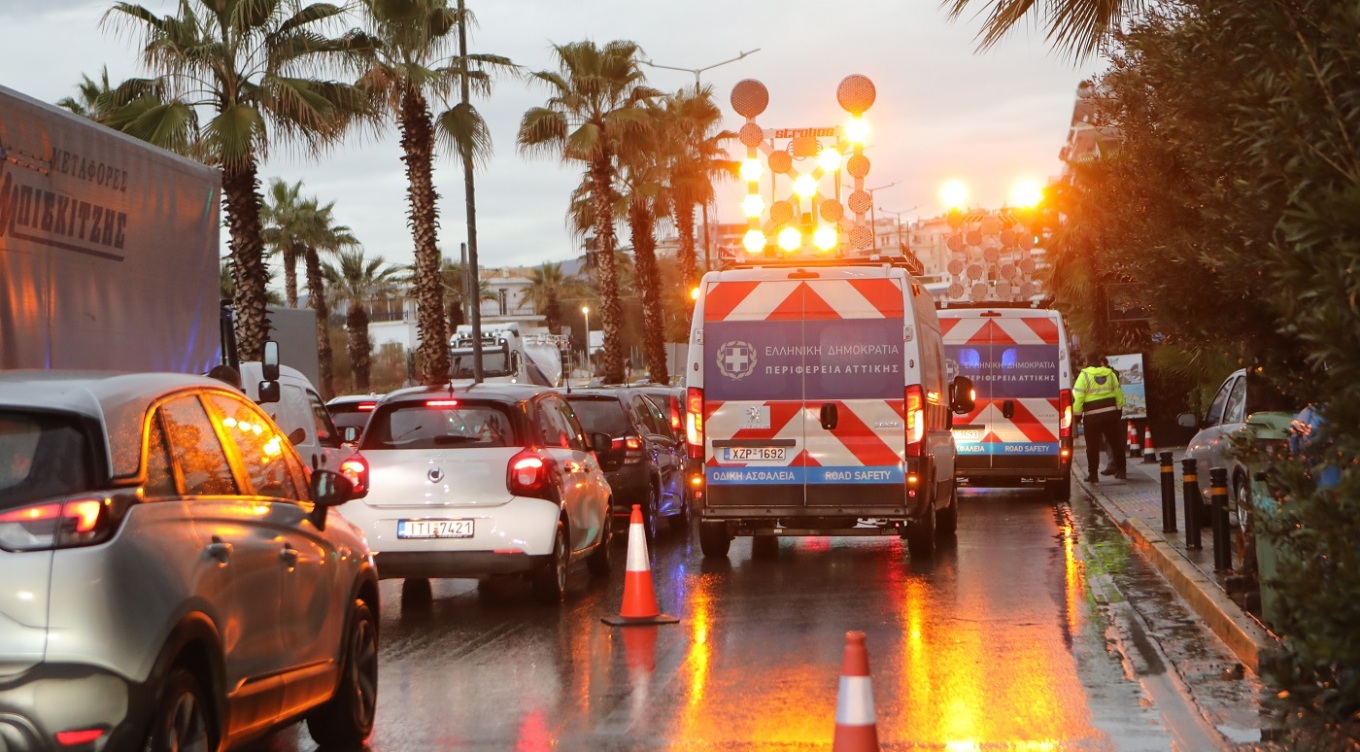 Κίνηση στους δρόμους: Τεράστιο μποτιλιάρισμα στον Κηφισό - Ταλαιπωρία σε πολλές λεωφόρους