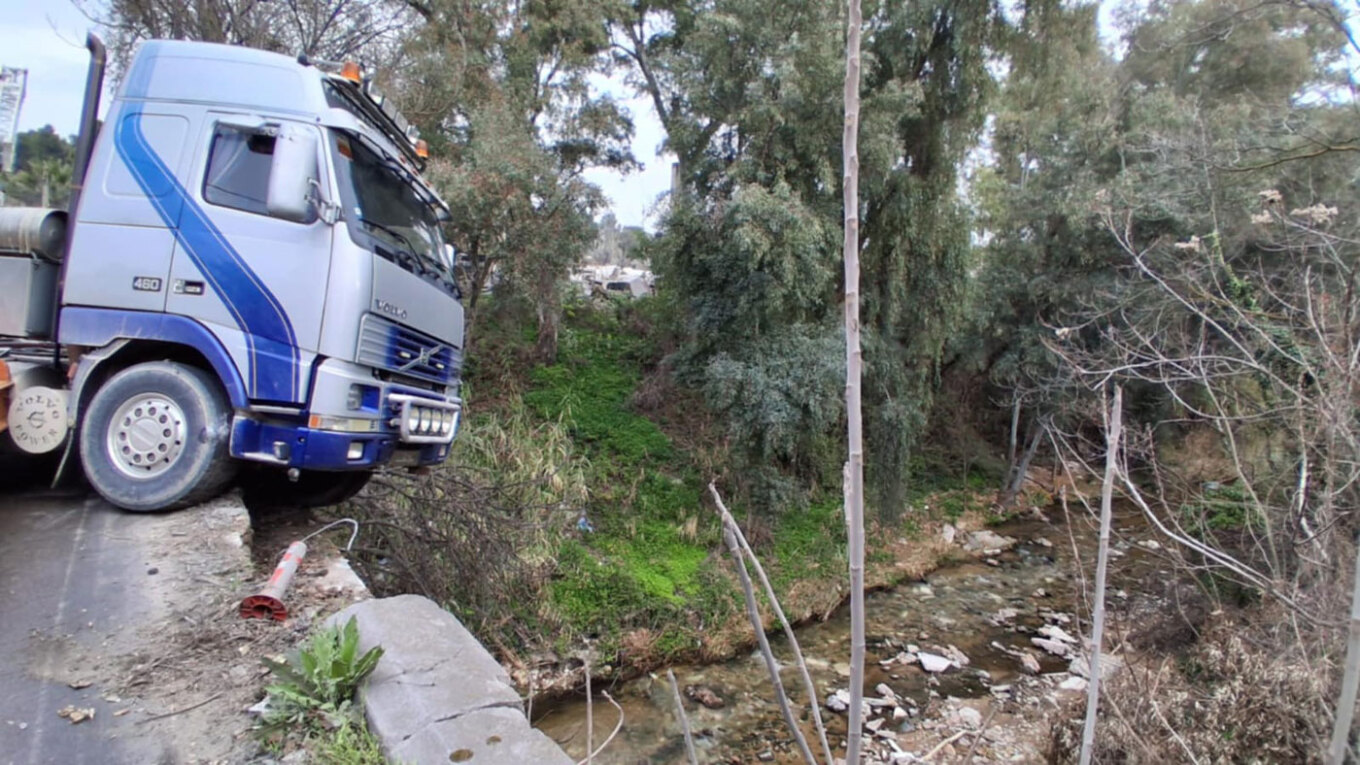 Κλειστή η Λεωφόρος Τατοΐου λόγω εκτροπής φορτηγού, παραλίγο να πέσει σε ρέμα 