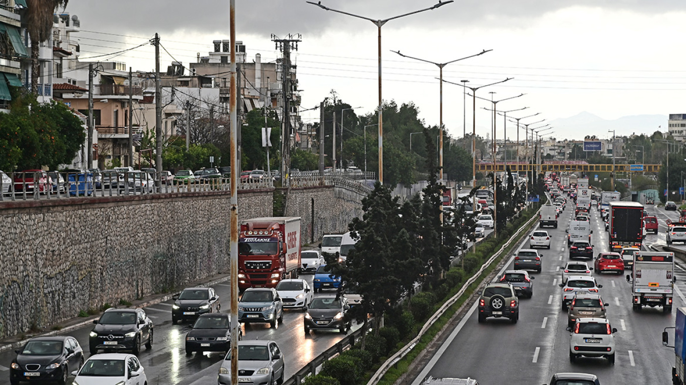 Ανατροπή φορτηγού στην Περιφερειακή Αιγάλεω - Κλειστές οι είσοδοι από Διυλιστήρια και Λ. Νάτο