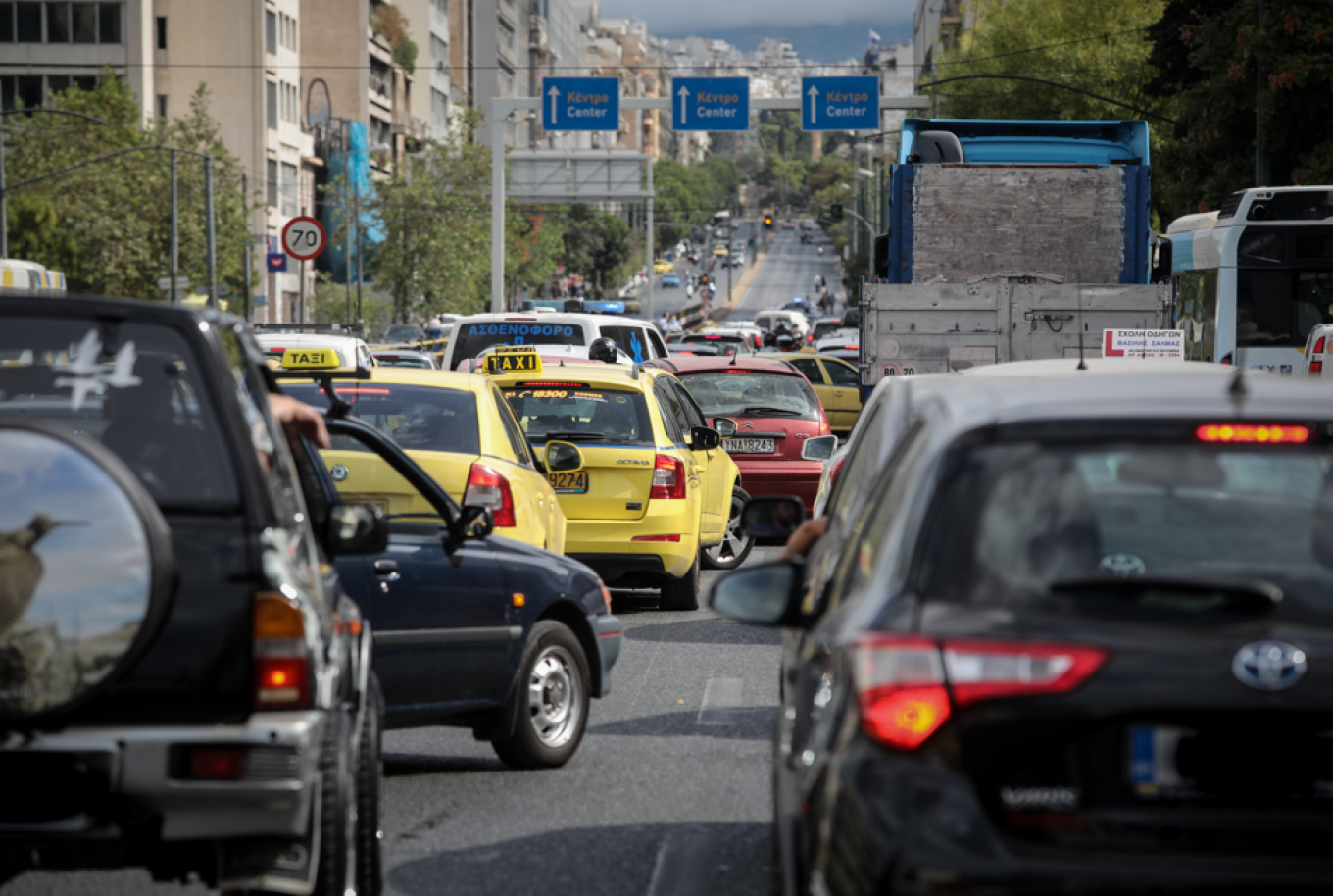 Κίνηση τώρα: Μποτιλιαρισμένη η Αττική Οδός - Live εικόνα