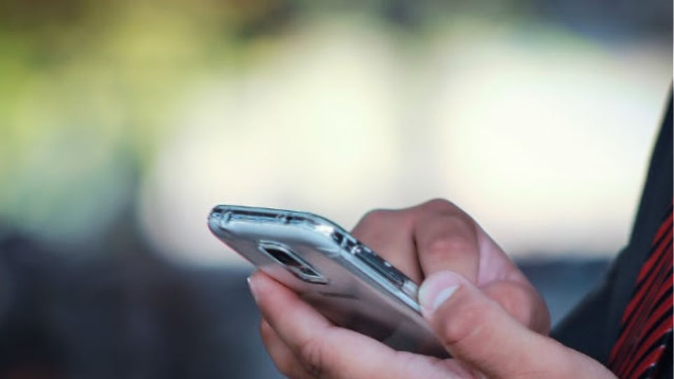 Τα κινητά πράγματι μας «ακούνε» – Πώς να απενεργοποιήσετε αυτή τη λειτουργία