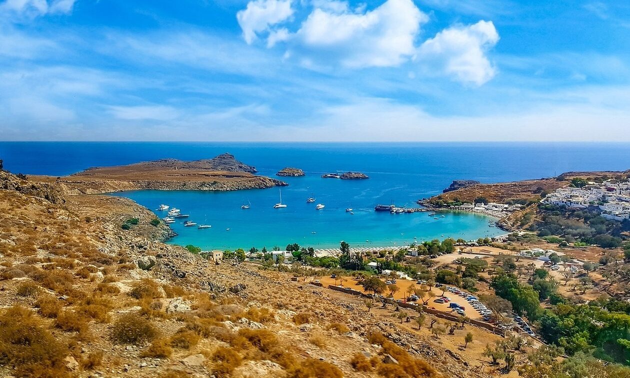 Κοινωνικός τουρισμός: Ξεκινούν οι αιτήσεις για τις 300.000 επιταγές – Ποιοι είναι οι δικαιούχοι