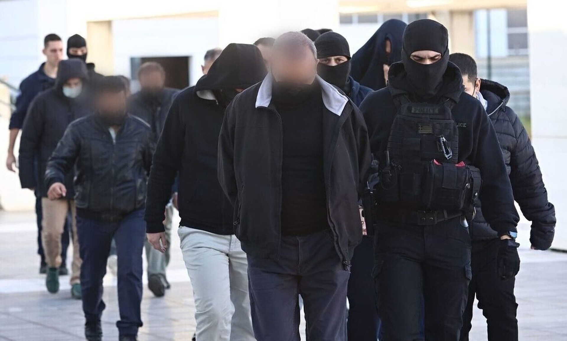 Ξέσπασαν μητέρα και 12χρονη κατά του Ηλία Μίχου: «Τέρας ο 54χρονος, βίαζε ένα παιδί»