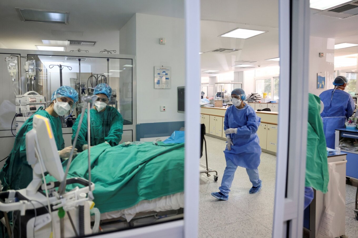 «Θερίζουν» κορωνοϊός και λοιμώξεις τις γιορτινές μέρες - Το αδιαχώρητο στα νοσοκομεία