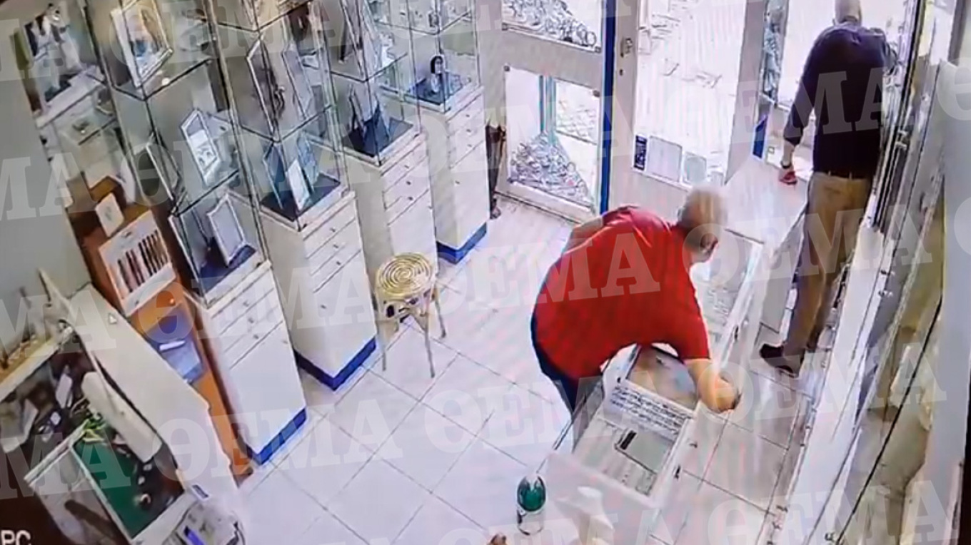 Βίντεο από τη δράση 63χρονου «ελαφροχέρη» που παρίστανε τον πελάτη και «άδειαζε» κοσμηματοπωλεία στην Αττική