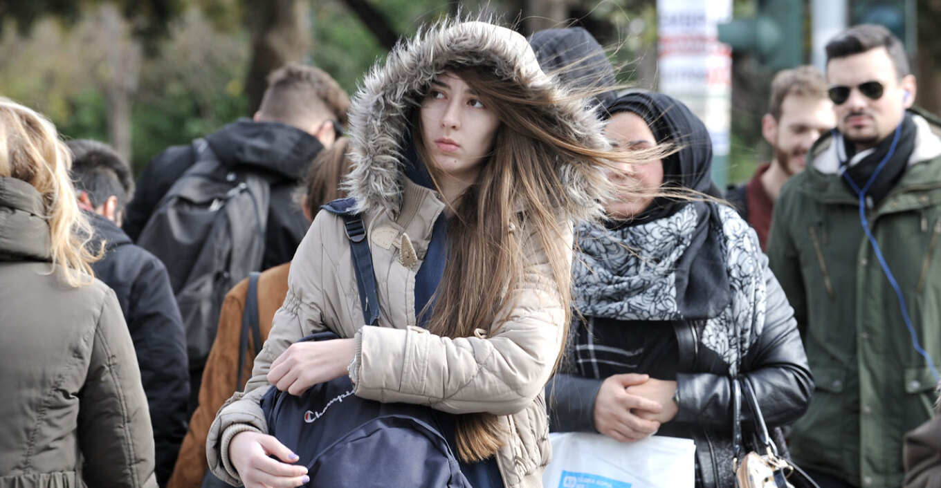 Άνοιξη με 23 βαθμούς σήμερα, ψυχρή εισβολή μέχρι την Κυριακή από αύριο - Πού θα χιονίσει και θα το στρώσει
