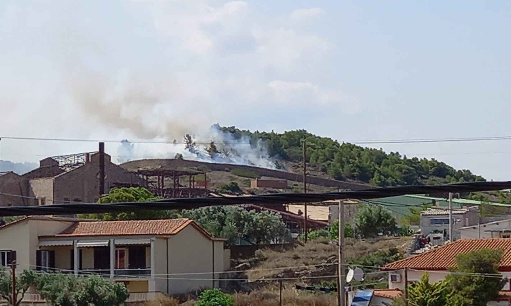 Φωτιά στο Λαύριο κοντά στο φουγάρο της Γαλλικής