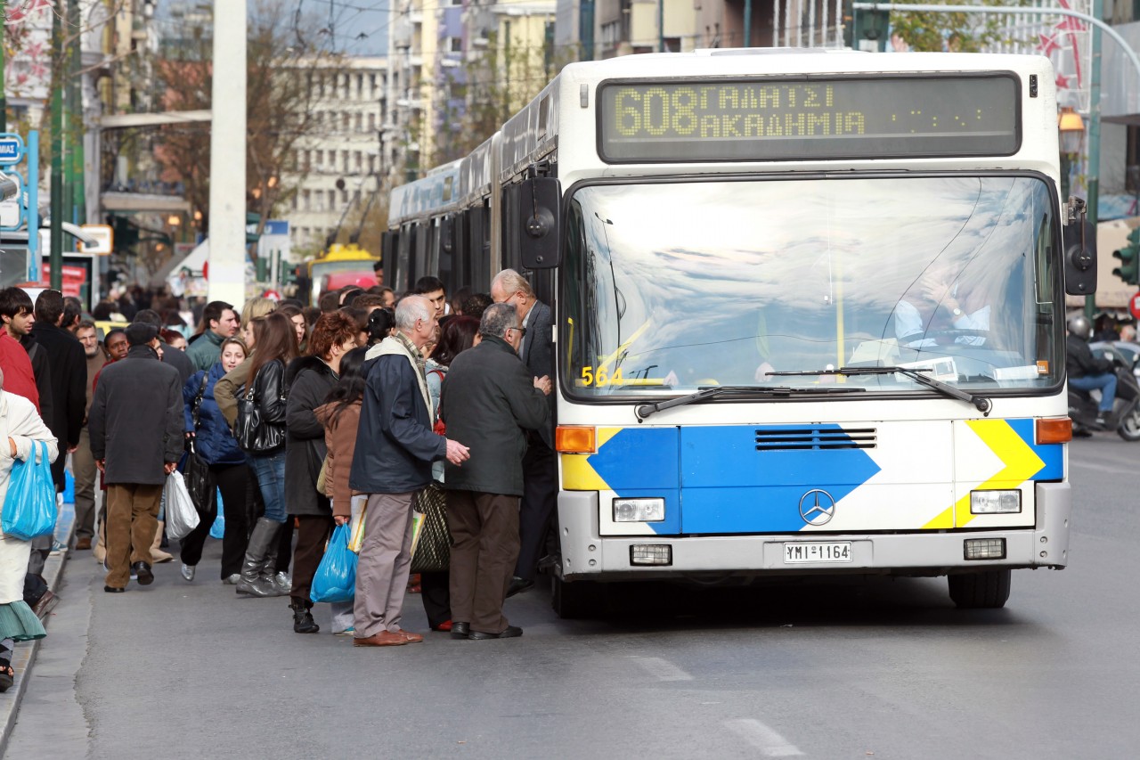 Στα 100 ευρώ το πρόστιμο για όσους πιάνονται χωρίς εισιτήριο στα λεωφορεία