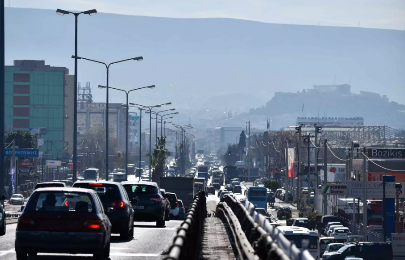 Καραμπόλα ΙΧ με δύο φορτηγά στη λεωφόρο Αθηνών - Πού εκτρέπεται η κυκλοφορία