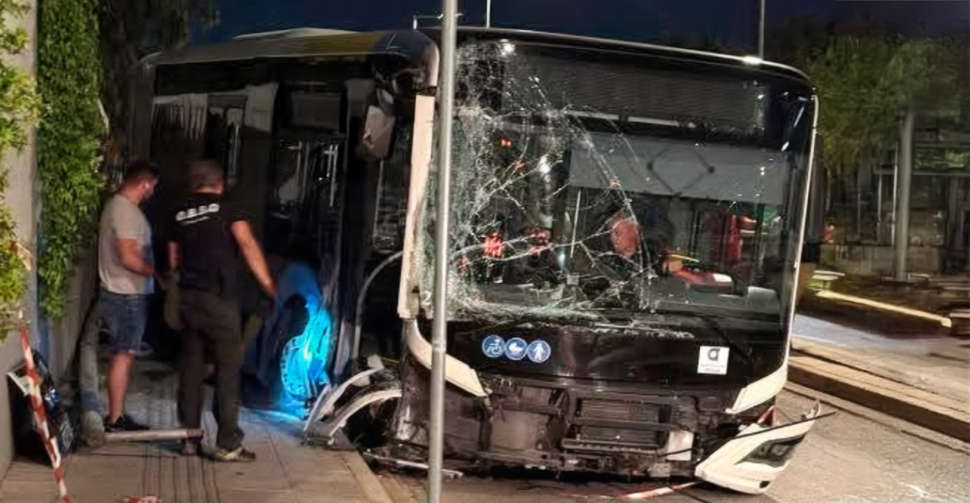 Βίντεο: Ακυβέρνητο λεωφορείο για 150 μέτρα στη Βουλιαγμένης - Ξήλωσε κολώνες, πινακίδες, έπεσε σε περίφραξη κτηρίου