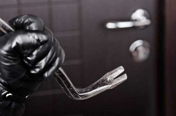 Διάρρηξη σε διαμέρισμα στο Χαλάνδρι – Άρπαξαν κοσμήματα και ξέχασαν το όπλο